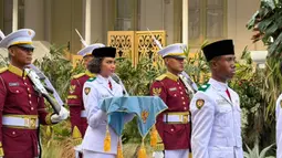 Putri Papua Jadi Pembawa Baki Upacara Penurunan Bendera HUT ke-81 RI di Istana