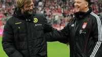 Jurgen Klopp semasa masih melatih Dortmund jumpa dengan Louis Van Gaal (CHRISTOF STACHE / AFP)