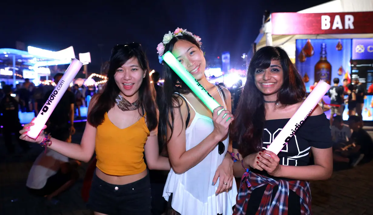 Party goers yang begitu semangat dan tak sabar untuk menyaksikan penampilan terbaik DJ dunia di hari pertama DWP. Gelaran musik ini dari tahun ke tahun memang dipadati oleh kawula muda yang datang bersama teman-teman. (Galih W. Satria/Bintang.com)