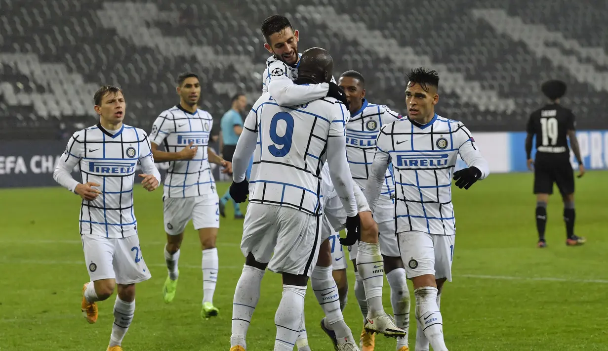 Para pemain Inter Milan merayakan gol yang dicetak oleh Romelu Lukaku ke gawang Borussia Moenchengladbach pada laga Liga Champions di Stadion Borussia Park, Rabu (2/12/2020). Inter Milan menang dengan skor 3-2. (AP/Martin Meissner)