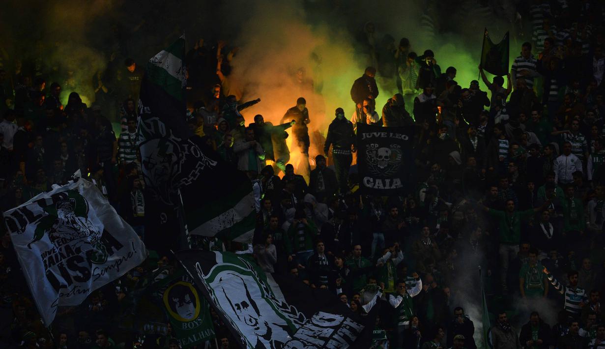 Suporter Sporting SP merayakan gol dengan menyalakan flare saat laga lanjutan liga Portugal antara Sporting SP vs FC Arouca di Stadion Alvalade, Lisbon, Sabtu (19/3/2016). (AFP/Patricia De Melo Moreira)