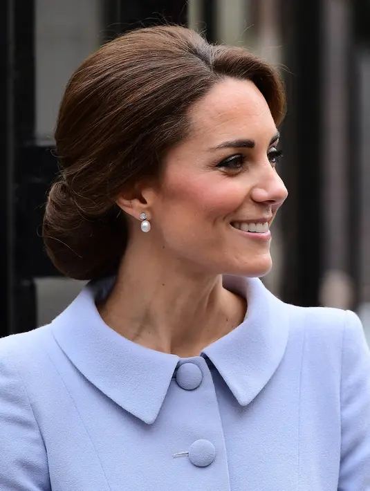 Di acara dan waktu yang berbeda, keduanya mengenakan model baju yang sama dengan hasil karya perancang yang sama juga. Keduanya memakai hasil rancangan Diane von Furstenberg's Zarita. (AFP/Bintang.com)