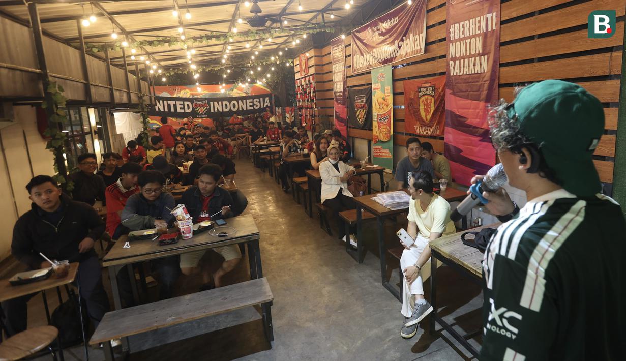 Kelompok suporter United Indonesia saat acara Roaring Night Liga Inggris Manchester United vs Arsenal di Giardino Cafe, Kota Tangerang, Minggu (11/05/2024). (Bola.com/M Iqbal Ichsan)