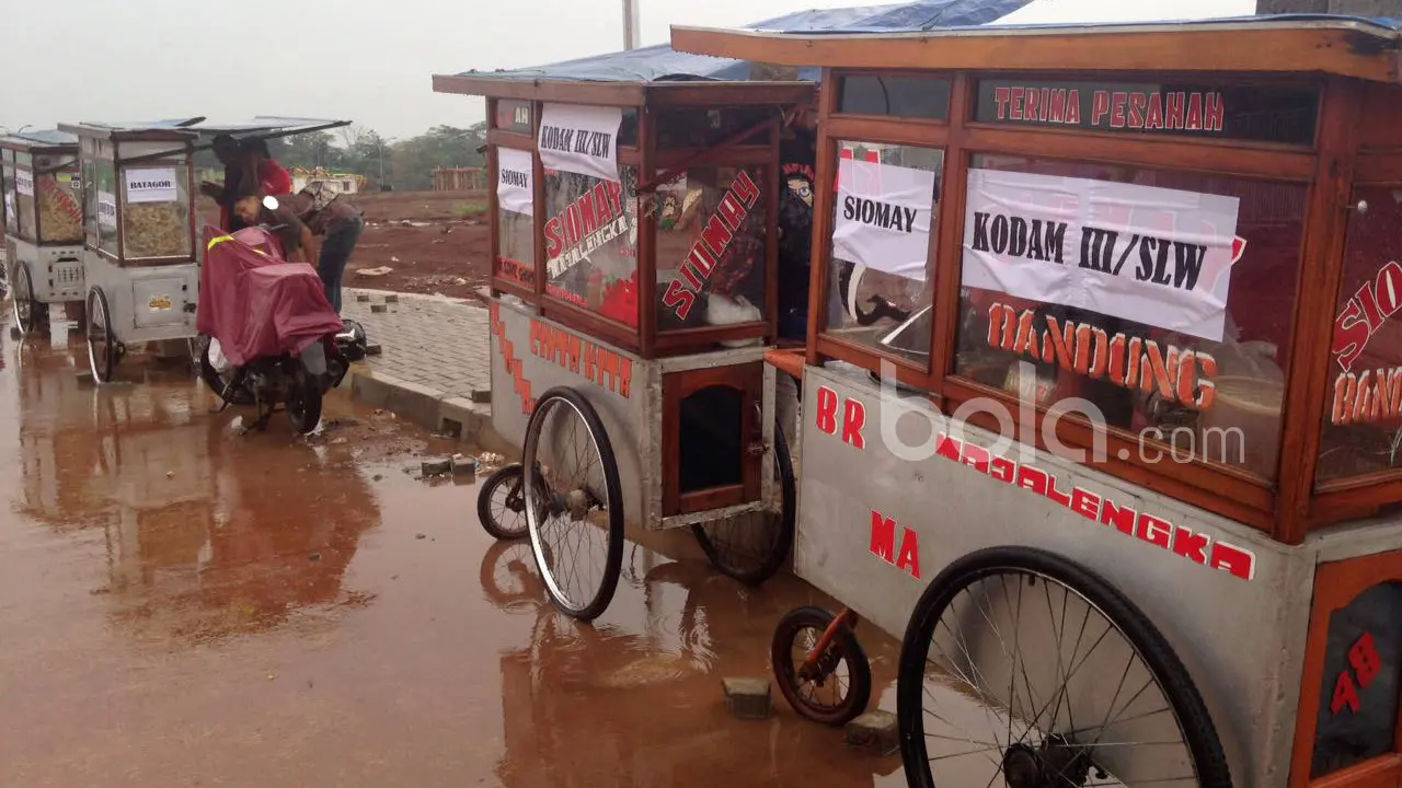Pedagang di Stadion Pakansari