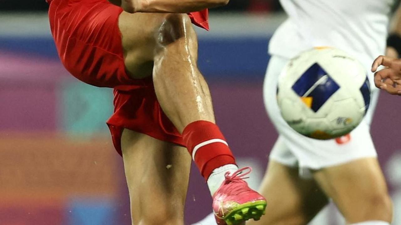 Hingga memasuki babak kedua Timnas Indonesia U-23 masih terus menekan dengan serangannya yang fantastis. Foto: KARIM JAAFAR / AFP