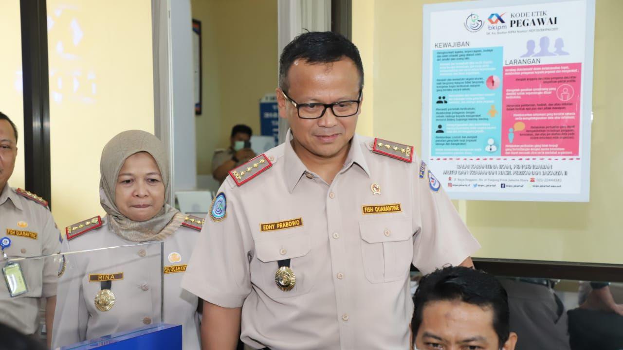 Menteri Perikanan dan Kelautan (KKP) Edhy Prabowo melakukan inspeksi mendadak (sidak) ke kantor Balai Karantina Ikan, Pengendalian Mutu dan Keamanan Hasil Perikanan (Balai KIPM) Jakarta II, Jakarta Utara.