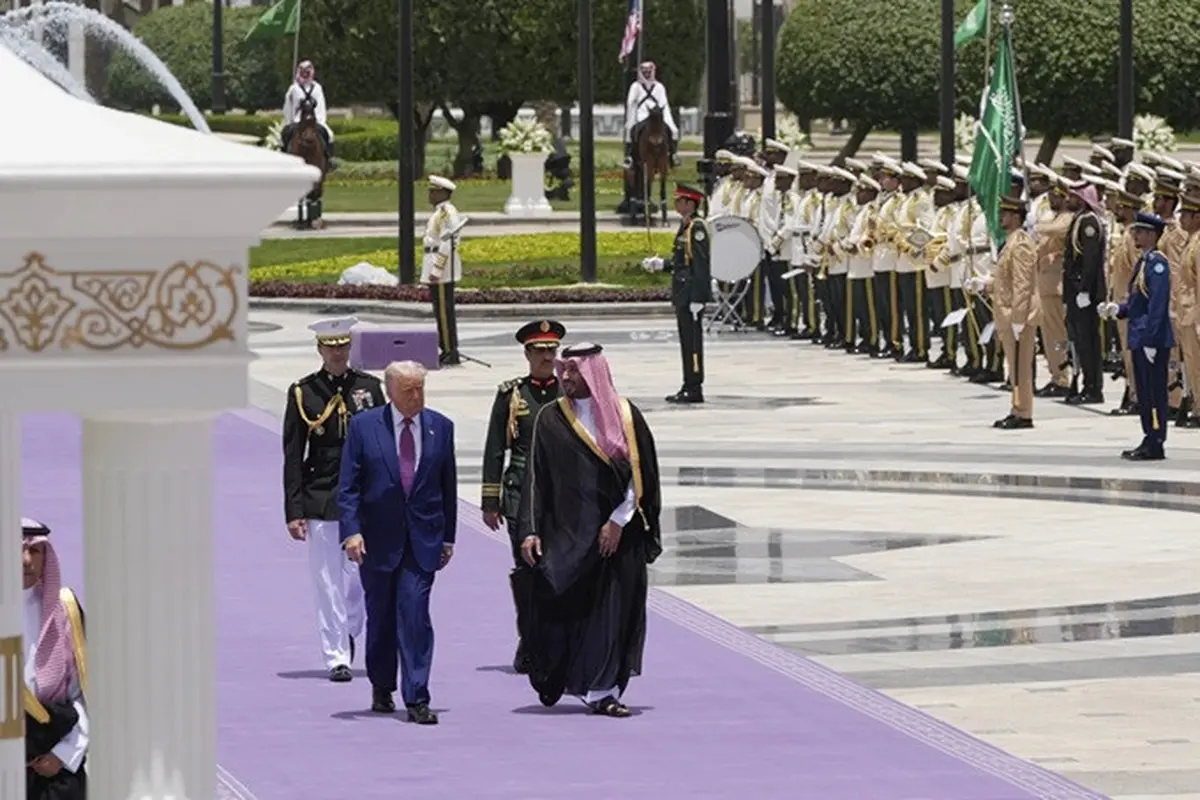 Presiden Amerika Serikat Donald Trump berjalan bersama Putra Mahkota Arab Saudi Mohammed bin Salman selama upacara penyambutannya di Riyadh, Selasa (13/5/2025).