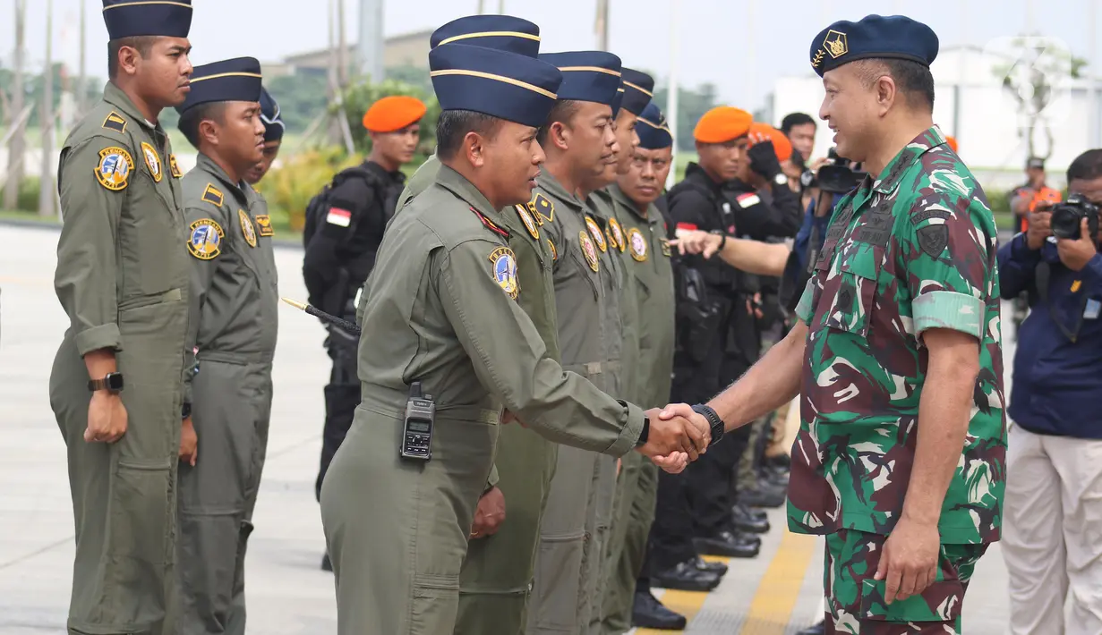 Kepala Staf Angkatan Udara (Kasau - kanan) Marsekal TNI Fadjar Prasetyo menyalami tim evakuasi 75 Warga Negara Indonesia (WNI) di Pangkalan Udara Halim Perdanakusuma, Jakarta, Senin (1/5/2023). (Liputan6.com/Helmi Fithriansyah)