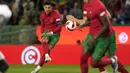 <p>Penyerang Portugal, Cristiano Ronaldo menendang bola saat bertanding melawan Swiss pada pertandingan kedua Grup A2 UEFA Nations League di Stadion Jose Alvalade di Lisbon, Senin (6/6/2022). Portugal menang telak atas Swiss 4-0. (AP Photo/Armando Franca)</p>