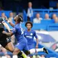 Penyerang Chelsea, Michy Batshuayi, duel udara dengan pemain Brighton & Hove Albion, Lewis Dunk, pada laga Premier League di Stadion Stamford Bridge, Sabtu (28/9). Chelsea menang 2-0. (AP/Frank Augstein)