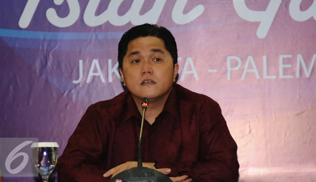 Ketua KOI, Erick Thohir menyimak pertanyaan wartawan di gedung KOI, Jakarta, Jumat (15/1/2016). Erick berharap olahraga di Indonesia tetap terus berjalan dan tidak terpengaruh apapun. (Liputan6.com/Helmi Fithriansyah)