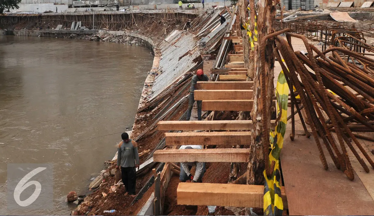 Pekerja menyelesaikan pemasangan turab di kawasan Kampung Melayu, Jakarta, Jumat (27/5) Pemasangan turab tersebut dilakukan untuk menormalisasikan Kali Ciliwung dan mengantisipasi banjir. (Liputan6.com/Helmi Afandi)