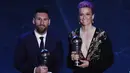 Penyerang Barcelona, Lionel Messi berpose dengan striker wanita Amerika Serikat, Megan Rapinoe usai menerima penghargaan Pemain Terbaik Dunia 2019 versi FIFA di teater La Scala Milan, Italia utara (23/9/2019). (AP Photo/Antonio Calanni)