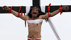 Ruben Enaje merintih ketika tangannya dipaku ke tiang salib di Pampanga, Filipina, Jumat (30/3). Aksi tersebut dilakukan dalam rangka visualisasi penderitaan Yesus Kristus menyambut Jumat Agung. (AP Photo/Aaron Favila)