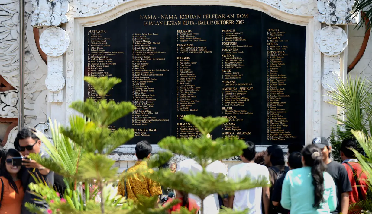 Sejumlah wisatawan tampak memadati monumen tragedi kemanusiaan untuk memeperingati hari meledaknya bom pada 12 Oktober 2002 di kawasan Kuta, Bali, Senin (12/10/2015). Upacara doa dan tabur bunga dilakukan wisatawan. (AFP PHOTO/SONNY Tumbelaka)