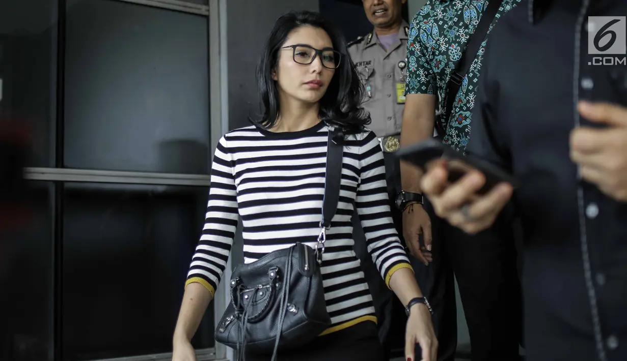 Artis peran Tyas Mirasih usai membuat laporan di Polda Metro Jaya, Jakarta, Rabu (21/3). Kedatangan Tyas untuk melaporkan pihak yang menuduhnya telah menculik anak. (Liputan6.com/Faizal Fanani)