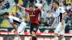 Antonio Cassano. Striker Italia ini didatangkan AC Milan dari Sampdoria pada bursa tansfer musim dingin 2010/2011. Tampil dalam 17 laga di Liga Italia, ia mampu mencetak 3 gol dan 7 assist. Tidak hanya gelar Serie A, ia juga merebut trofi Supercoppa Italia di musim tersebut. (AFP/Alberto Lingria)