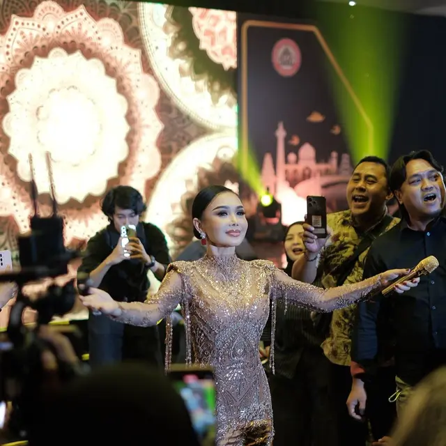 Potret Yuni Shara Pakai Dress Payet saat Manggung di Tegal, Cantik dan Menawan