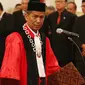 Hakim MK, Saldi Isra saat pelantikan sebagai Hakim MK di Istana Negara, Jakarta, Selasa (11/4). Guru Besar Universitas Andalas Padang Saldi Isra dilantik sebagai hakim. (Liputan6.com/Angga Yuniar)