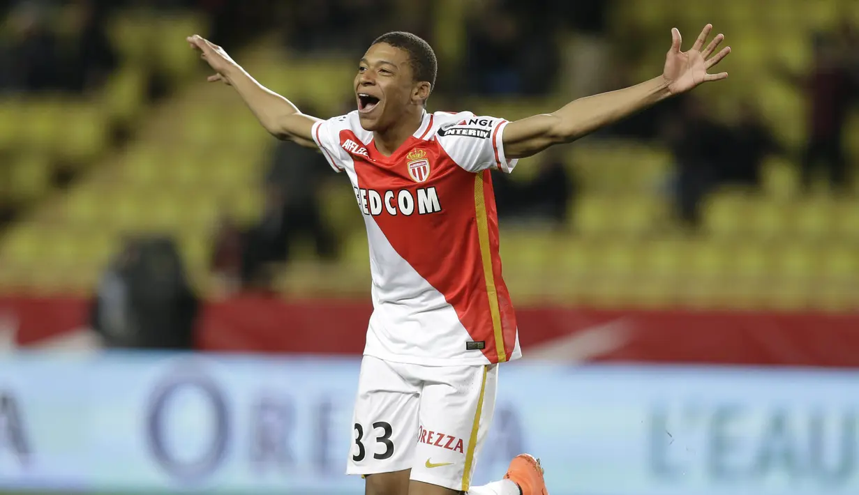 Pemain Monaco, Kylian Mbappe Lottin menyumbangkan satu gol saat timnya mengalahkan Manchester City pada leg kedua Babak 16 Besar Liga Champions Louis II stadium, Monaco, Rabu (15/3/2017). Monaco menang 3-1. (AP/Lionel Cironneau, File)