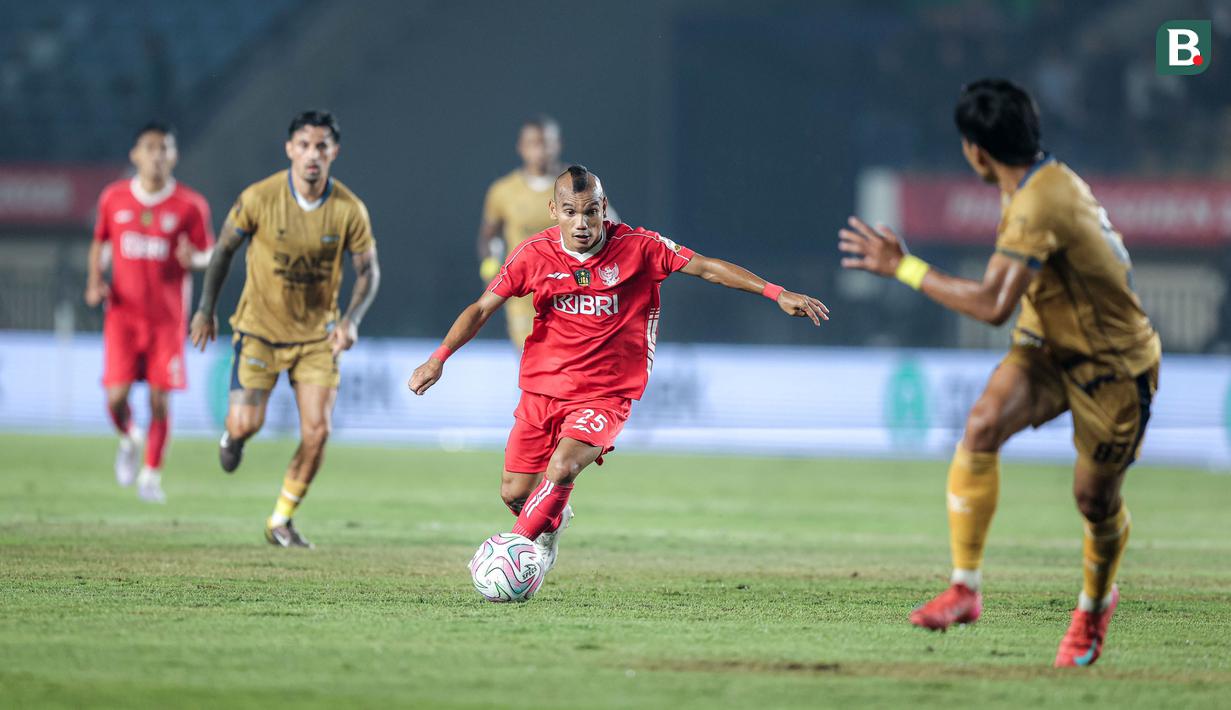 <p>Pemain Liga Indonesia All-Star, Riko Simanjuntak, saat melawan Dewa United dalam perebutan tempat ketiga Piala Presiden 2025 di Stadion Si Jalak Harupat, Kabupaten Bandung, pada Sabtu (12/7/2025) malam WIB. (Bola.com/Bagas Lazuardi)</p>