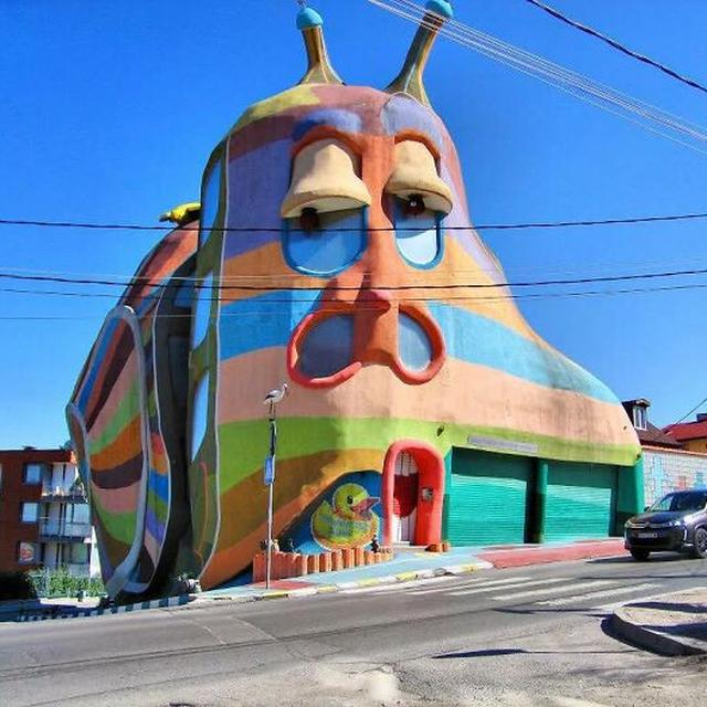 7 Arsitektur Bangunan Ini Nyeleneh, Ada Rumah Seperti Jamur