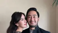 Syahnaz Sadiqah bersama sang suami, Jeje Govinda, tampil serasi dalam balutan busana serba hitam. Syahnaz dengan kebaya berpayet, sedangkan Jeje dengan beskap hitam. [@syahnazs]