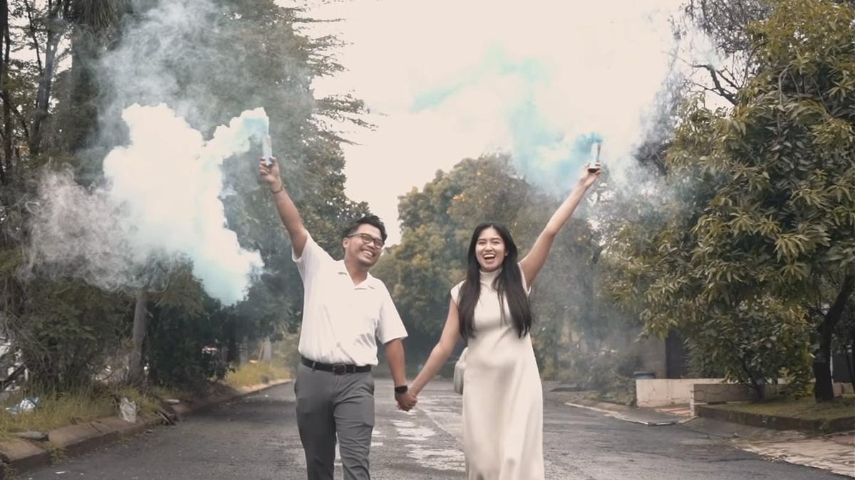 6 Potret Ochi Rosdiana Kenakan Dress Putih Santai Pamer Baby Bump saat Gender Reveal