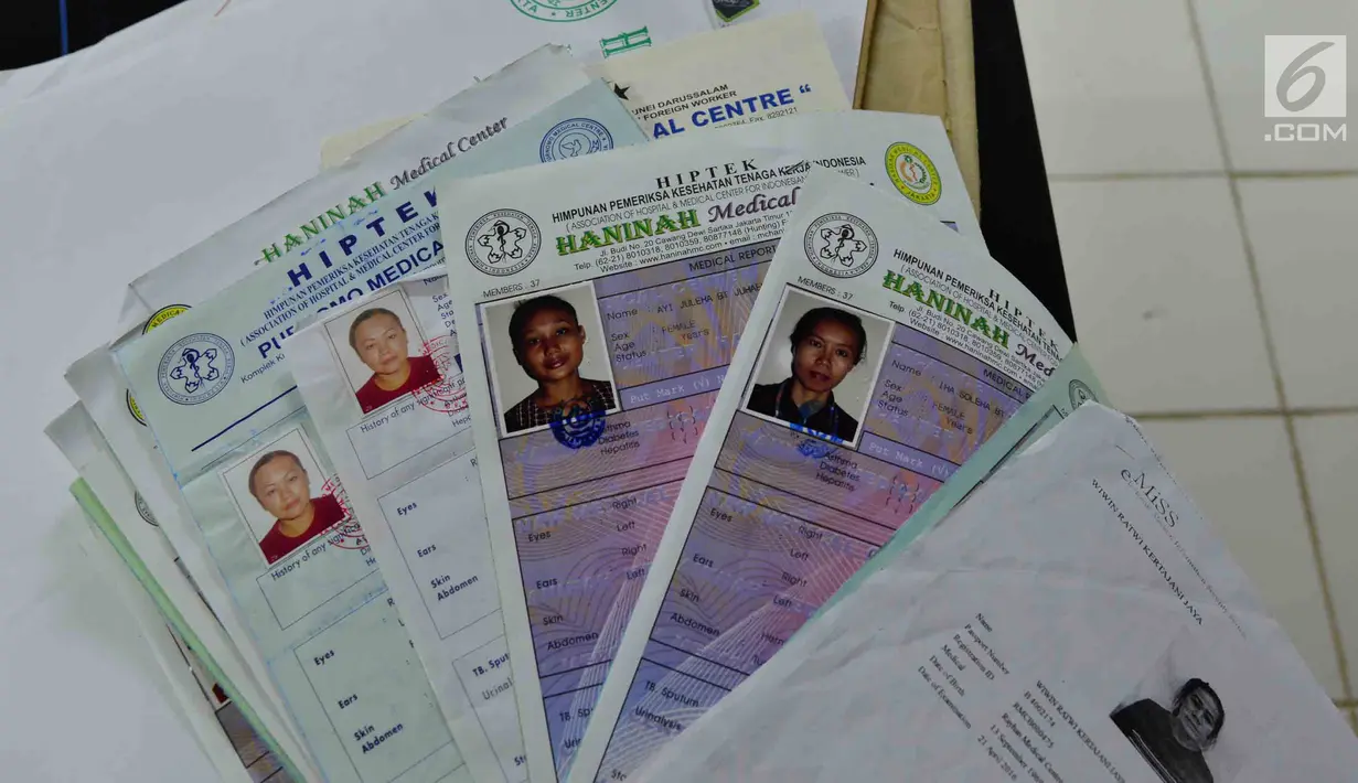 Sejumlah dokumen diamankan dalam penggeledahan penampungan TKI ilegal di Bekasi, Jawa Barat, Jumat (23/3). Kantor tersebut digeledah berdasarkan informasi dari Konjen RI di Jeddah, Arab Saudi.(Liputan6.com/Pool/Bareskrim Polri)