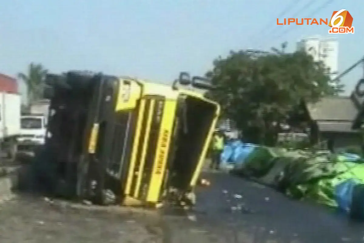 truk-terbalik-130731d.jpg