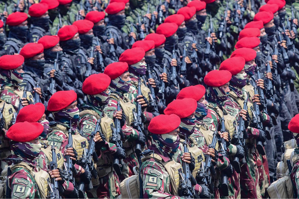 FOTO: Ribuan Warga Padati Monas Saksikan Kemegahan Parade HUT ke-80 TNI