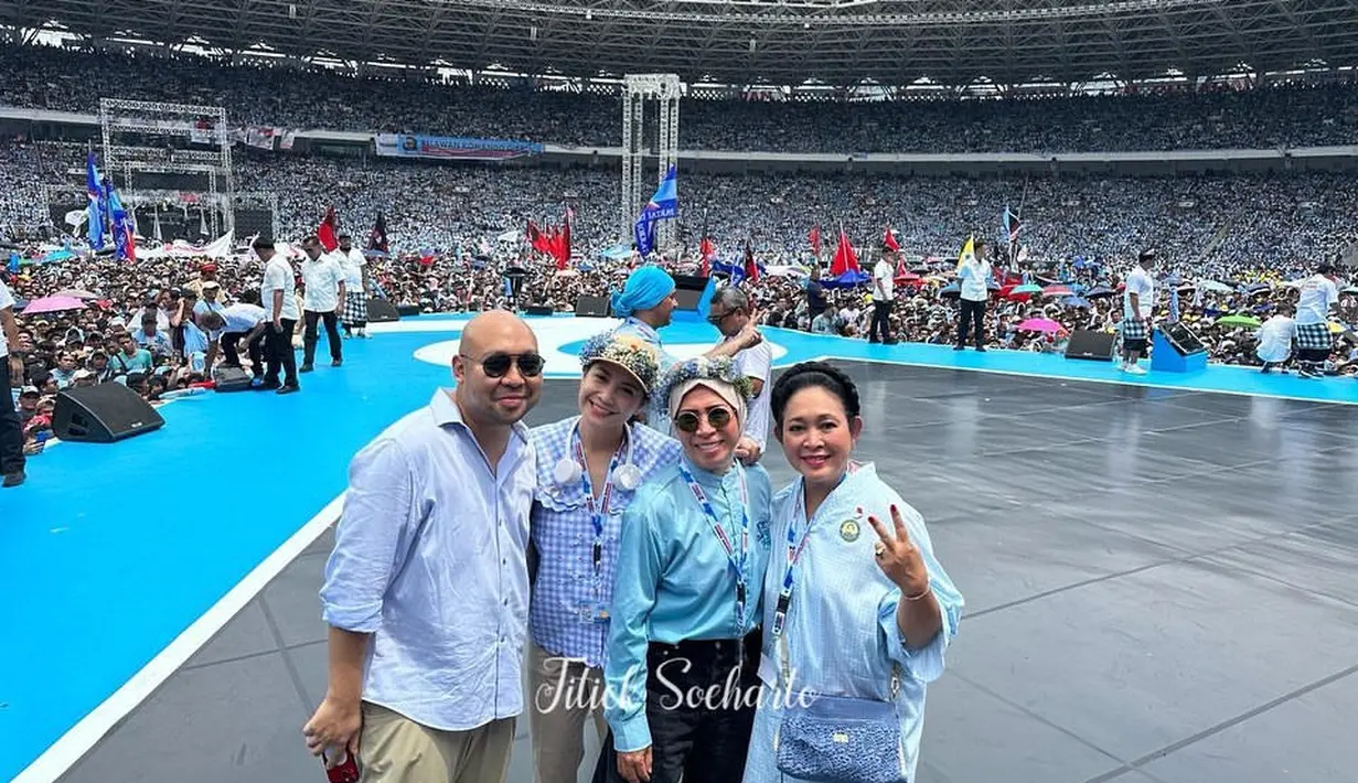 Di urutan selanjutnya, wanita 64 tahun itu terlihat memakai tas dari brand lokal asal Yogyakarta yaitu Dowa. Tas tersebut ia kenakan saat mengikuti rangkaian kampanye akbar Prabowo Subianto di GBK Senayan, Jakarta. [@titieksoeharto]