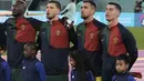 Terselip momen membanggakan bagi Indonesia saat laga Portugal menghadapi Ghana pada matchday pertama Grup H Piala Dunia 2022(24/11/2022). Dalam laga yang digelar di 974 Stadium, Doha, Qatar, bocah asal Indonesia, Ulul Albab El Ibrahim terpilih menjadi player escort atau pendamping pemain bagi bintang Portugal Cristiano Ronaldo. (AP/Hassan Ammar)