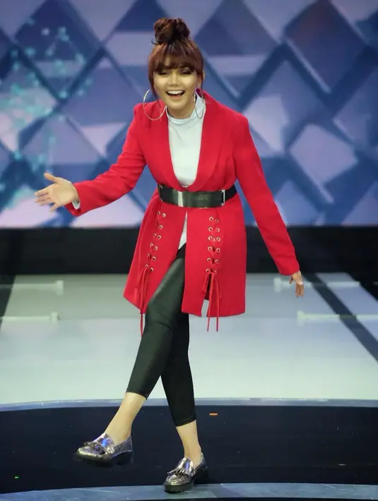 Warna-warna cerah memang selalu dihadirkan Rina untuk tampil di atas panggung. Dan yang pastinya ini menambah suasana panggung semakin meriah, mengingat pembawaan Rina yang asik dan ramai. (Instagram/rinanose16)
