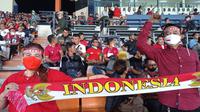 Aksi suporter Timnas Indonesia yang menyaksikan langsung duel kontra Bangladesh di Stadion Si Jalak Harupat, Kabupaten Bandung, Rabu (1/6/2022) malam WIB. (Bola.com/Muhammad Faqih)