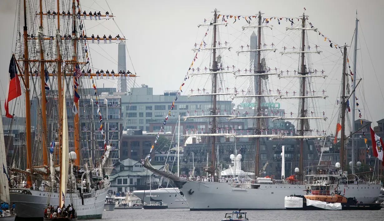 Kapal layar Angkatan Laut Peru dan Angkatan Laut Chili (kiri) saat mengikuti Parade Sail di Boston, AS (17/6). Untuk pertamanya kalinya selama 17 tahun kapal-kapal layar tersebut berkumpul di pelabuhan Boston. (AP Photo / Michael Dwyer)