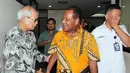 Mantan Gubernur Papua Barnabas Suebu (tengah) saat akan menjalani sidang di Pengadilan Tipikor, Jakarta, Senin (6/7/2015). Agenda sidang tersebut berisi dakwaan kepada Barnabas Suebu. (Liputan6.com/Helmi Afandi)