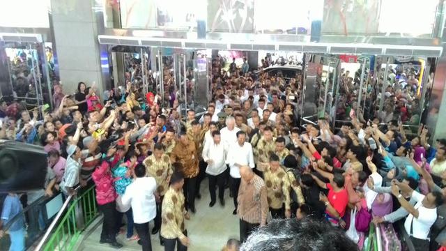 Blusukan Di Tanah Abang Jokowi Dan Duterte Disambut Riuh Warga News Liputan6 Com
