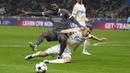 Pemain AC Milan, Yunus Musah berebut bola dengan pemain Red Star Belgrade, Uros Spajic pada laga Liga Champions 2024/2025 di San Siro, Milan, Italia, Kamis (12/12/2024) WIB. (AP Photo/Antonio Calanni)