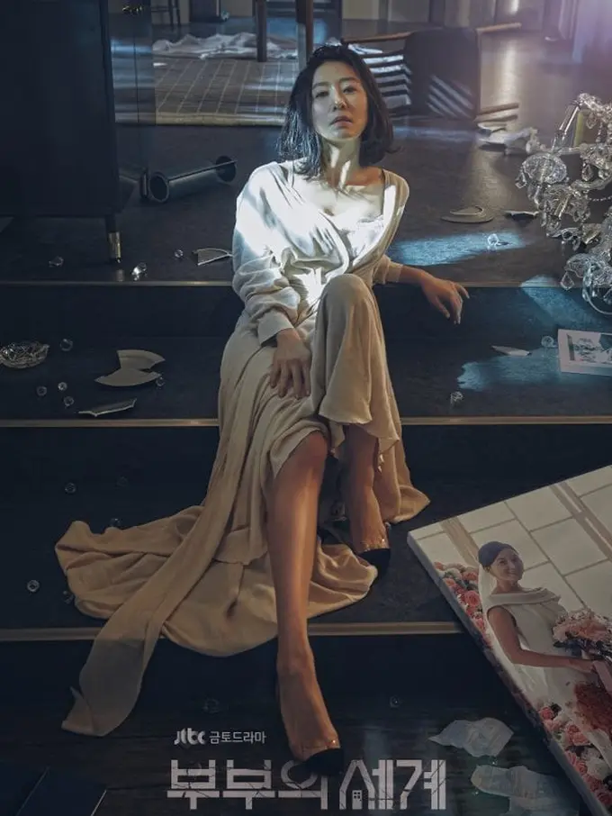 Kim Hee Ae dalam The World of the Married (JTBC via Soompi)