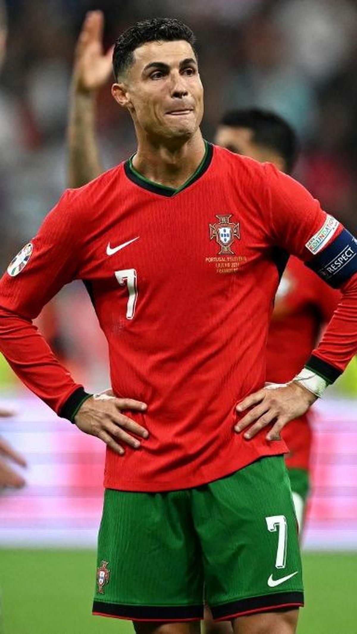 Pada babak extra time, Portugal mendapat penalti setelah Diogo Jota dilanggar bek Slovenia. Ronaldo pun maju sebagai eksekutor.&nbsp;Foto: AFP