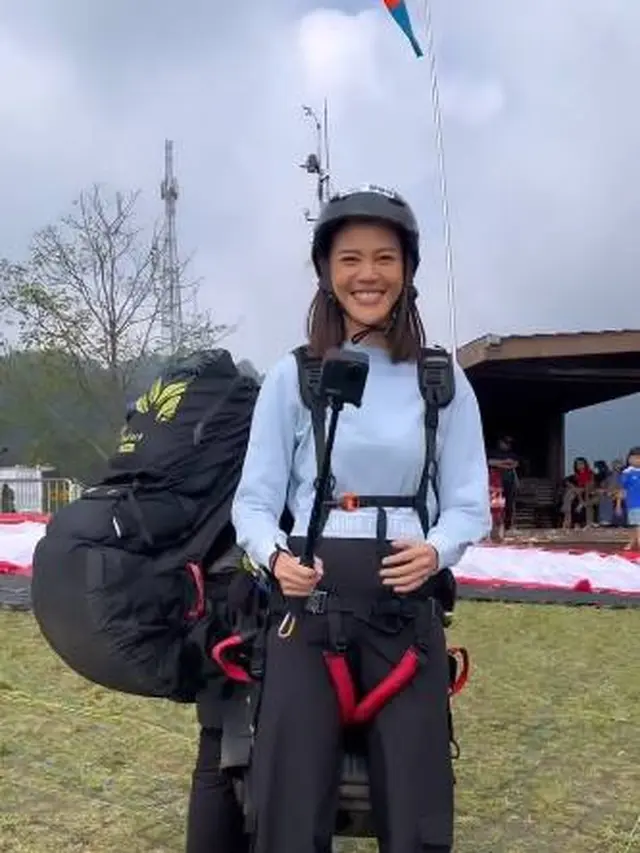 Punya Hobi Menantan, Ini 6 Aksi Della Dartyan saat Naik Paralayang