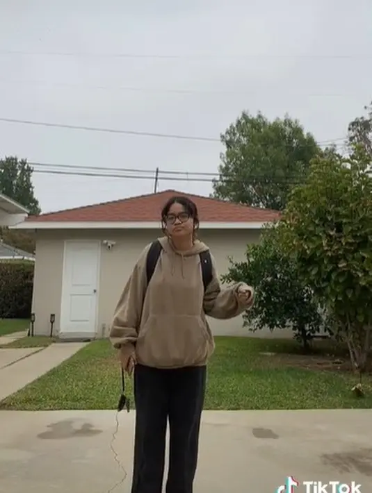 Perempuan 18 tahun itu cukup aktif membagikan kegiatannya ke media sosial, termasuk soal outfit yang dikenakan saat ke kampus. Foto: TikTok/cintakuya.