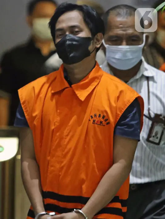Bupati Penajam Paser Utara Kalimantan Timur, Abdul Gafur Mas’ud (kiri) usai rilis penahanan tersangka di Gedung KPK, Jakarta, Kamis (13/1/2022). Abdul Gafur Mas’ud ditetapkan sebagai tersangka terkait kasus dugaan suap pengadaan barang dan jasa serta perijinan. (Liputan6.com/Helmi Fithriansyah)