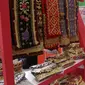 Sejumlah kain dipamerkan dalam Apkasi Otonomi Expo (AOE) di JCC Jakarta, Rabu (3/7/2019). Acara ini diharapkan bisa mempercepat pertumbuhan ekonomi sehingga membuka lapangan pekerjaan bagi masyarakat. (Liputan6.com/Angga Yuniar)