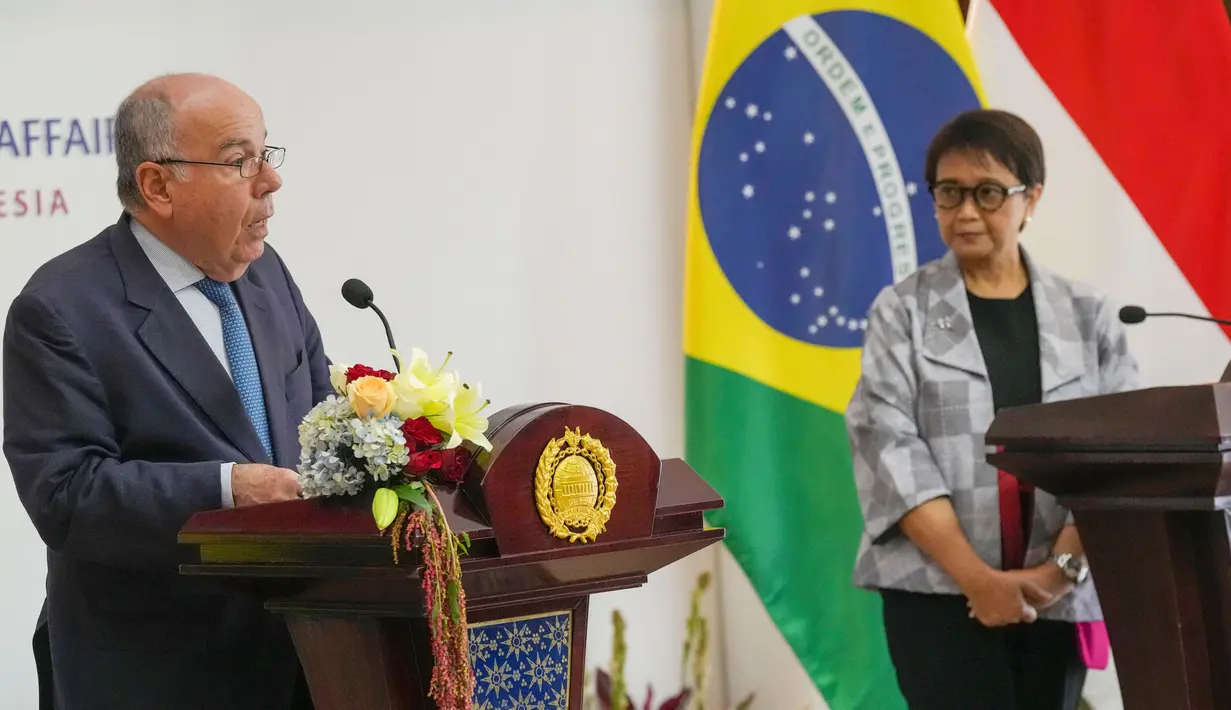 Menteri Luar Negeri Indonesia Retno Marsudi mengatakan kunjungan ini sangat penting tidak hanya bagi hubungan bilateral kita, karena kita memperingati 70 tahun hubungan diplomatik Indonesia – Brasil, tapi juga sangat penting bagi hubungan Brasil dan ASEAN. (AP Photo/Tatan Syuflana)