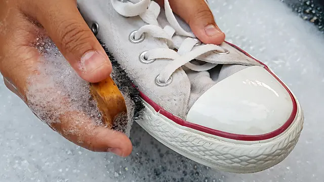 ilustrasi cara mencuci sepatu/Ukrit Theengarm/shutterstock