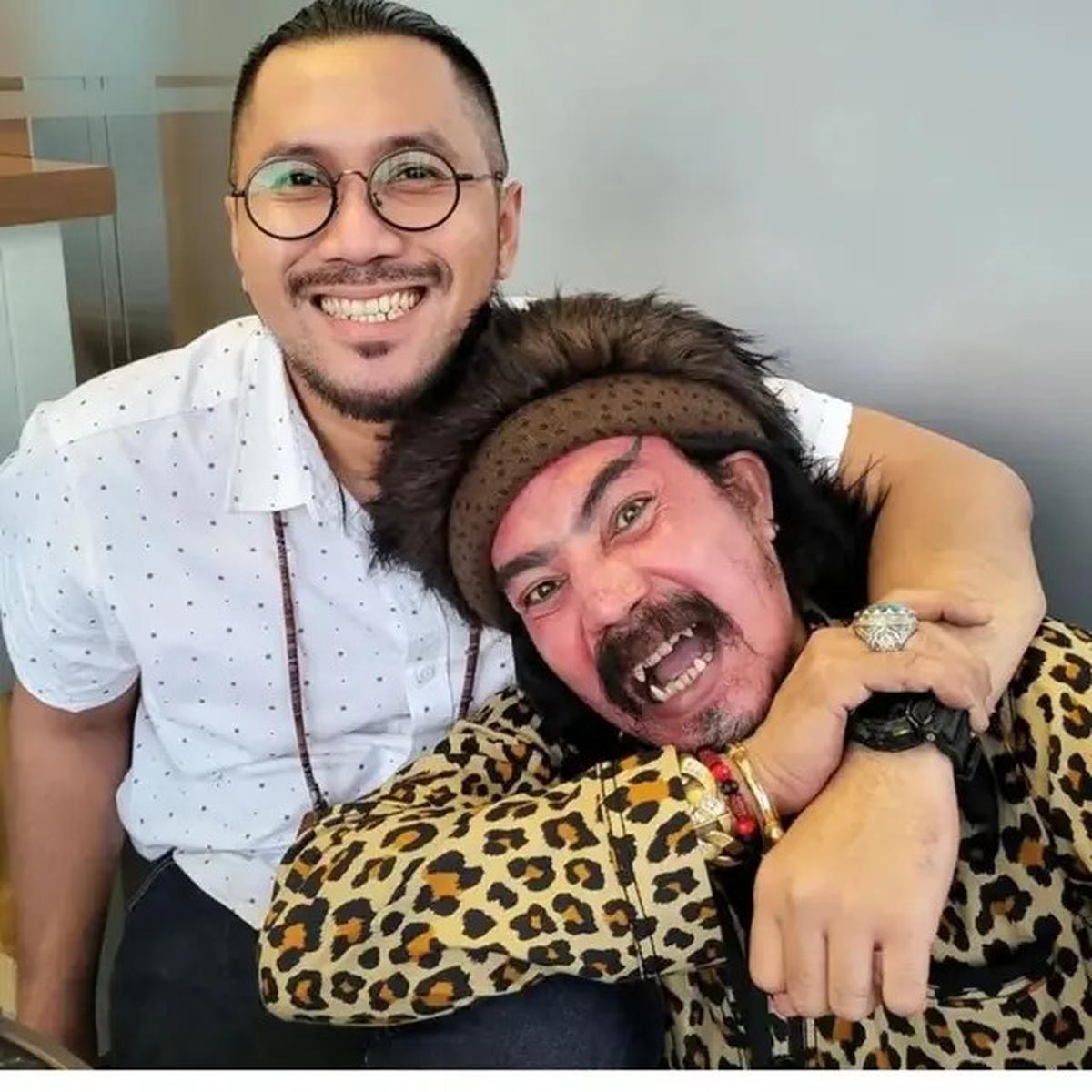 Intip Potret Limbad Pamer Gigi Taring yang Nyentrik, Ceritanya saat Umrah Viral