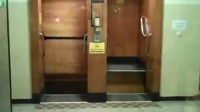 Beginilah lift tanpa pintu (paternoster) di Praha sebagai bagian peninggalan era komunisme di pertengahan abad 20.