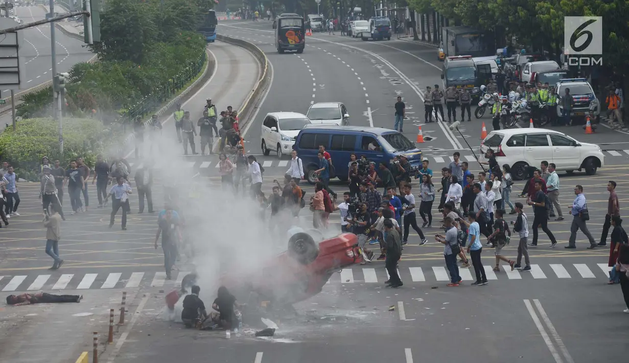 Sebuah adegan yang melibatkan mobil terlihat saat proses syuting film dokumenter di kawasan Sarinah, Jalan MH Thamrin, Jakarta Pusat, Sabtu (14/4). Untuk keperluan syuting itu, sebagian ruas jalan MH Thamrin ditutup sementara. (Merdeka.com/Imam Buhori)